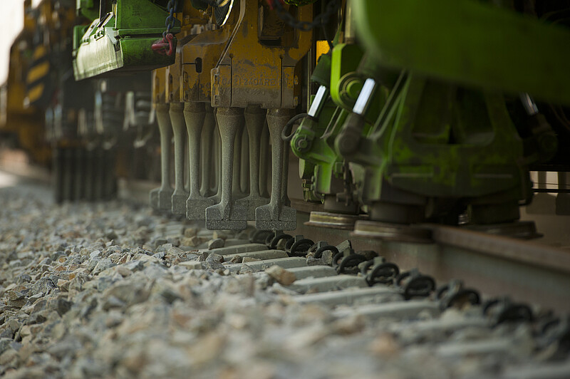 DYN094X Plain line tamping units in use