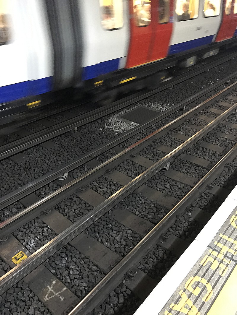 Zweiteiliges Stromschienensystem der Londoner U-Bahn (630V Gleichstrom) zur Verhinderung von Streustrom