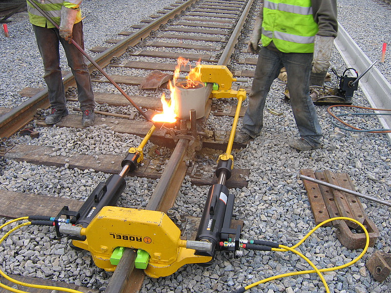 Closure weld under neutral temperature using a hydraulic rail tensioner