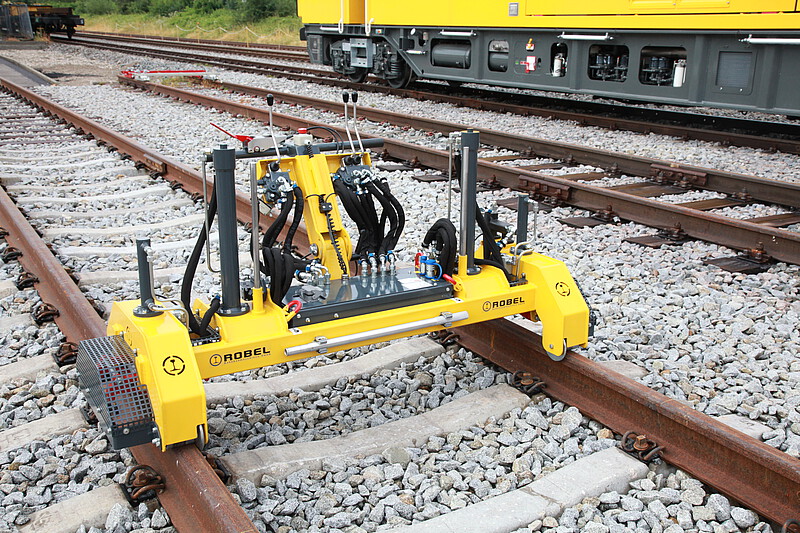 Hydraulic rail relaying device