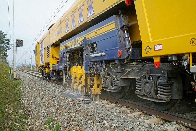 Four-sleeper tamping machine with sleeper-end consolidators