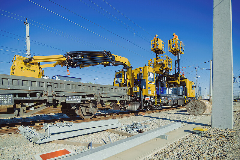 Flat wagons with individual axles in worksite operation