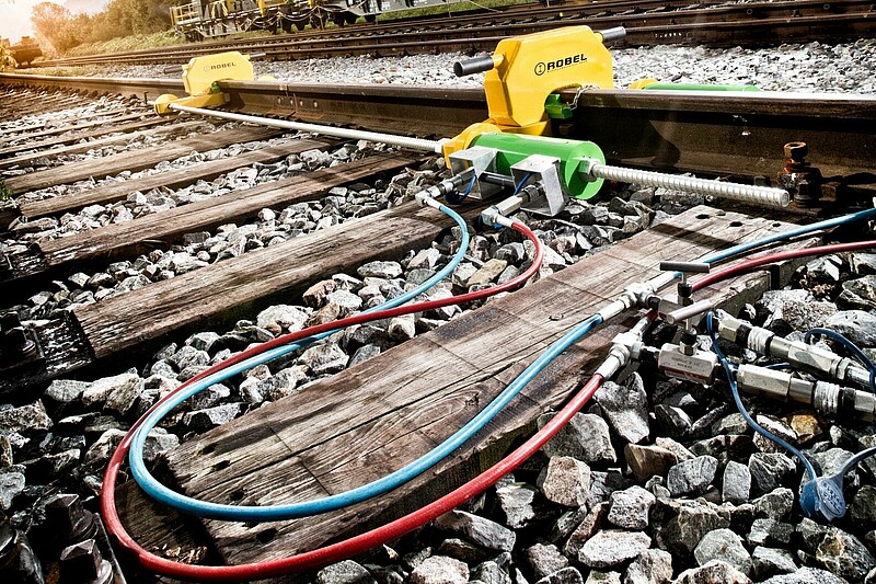 Hydraulic rail tensioner