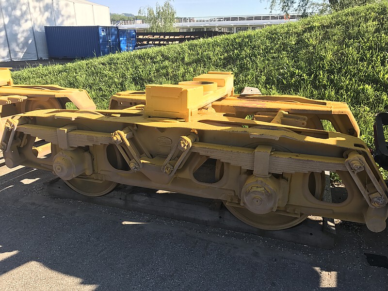 H bogie with leaf springs and chain links