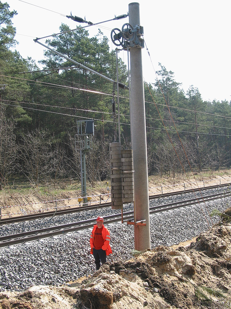 Overhead wire to tension and fix the catenary