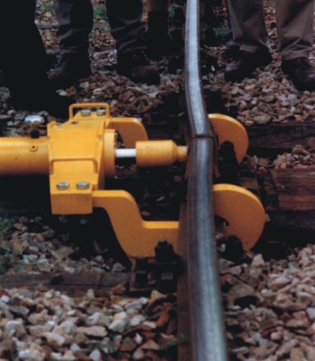 The rail bending device is frequently used for joints that cause an edge in the track between two rails.