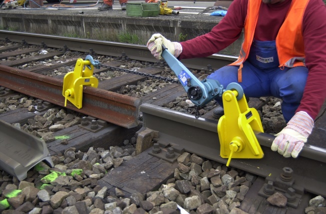 Rail pulling device with manual winder